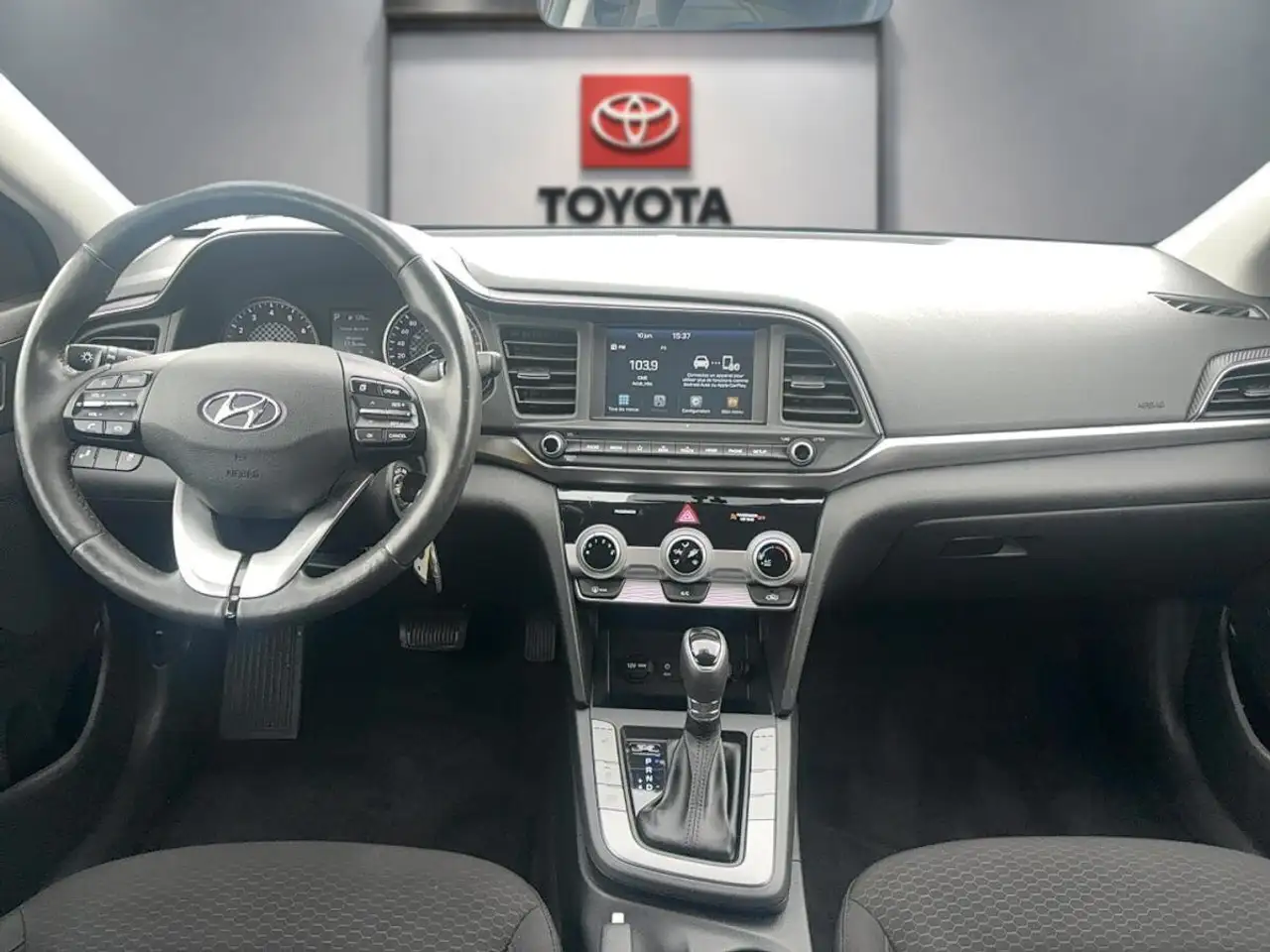 Hyundai ELANTRA снимка Hyundai ELANTRA