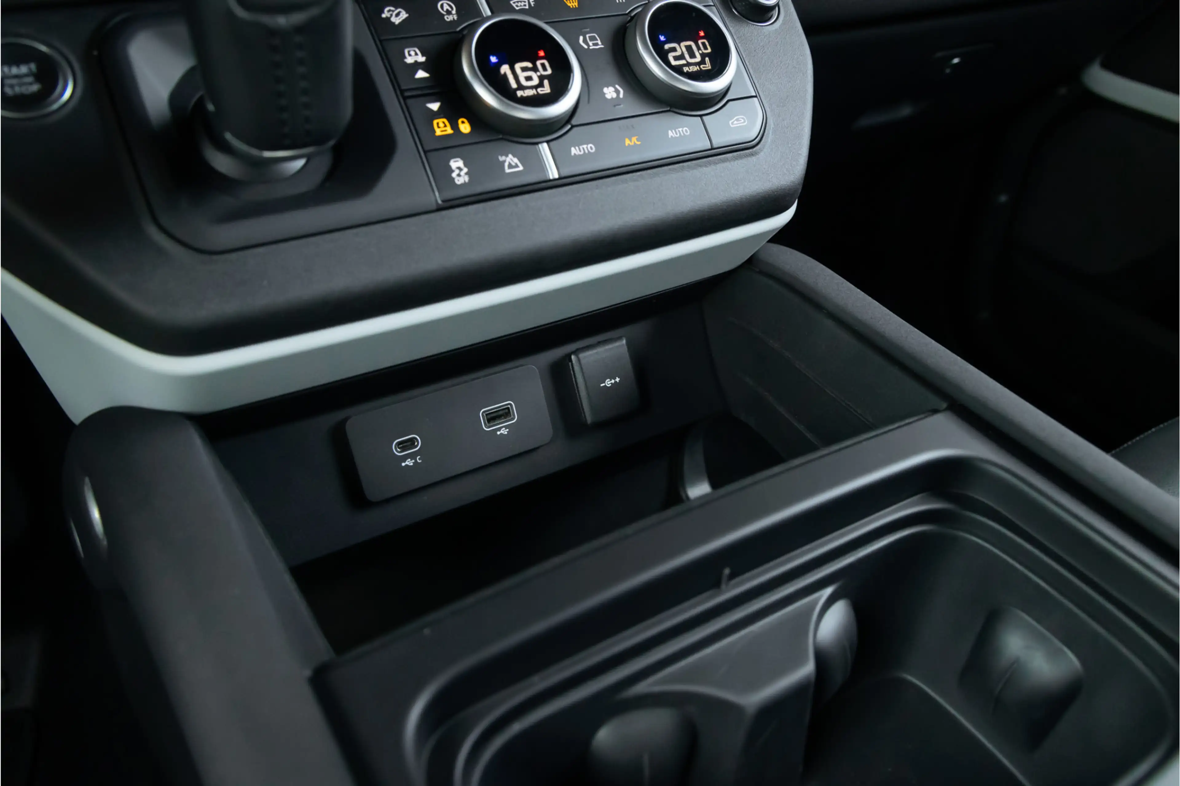 Land Rover Defender 3.0 D250 110 SE Commercial - Standkachel - Black P — photo 47