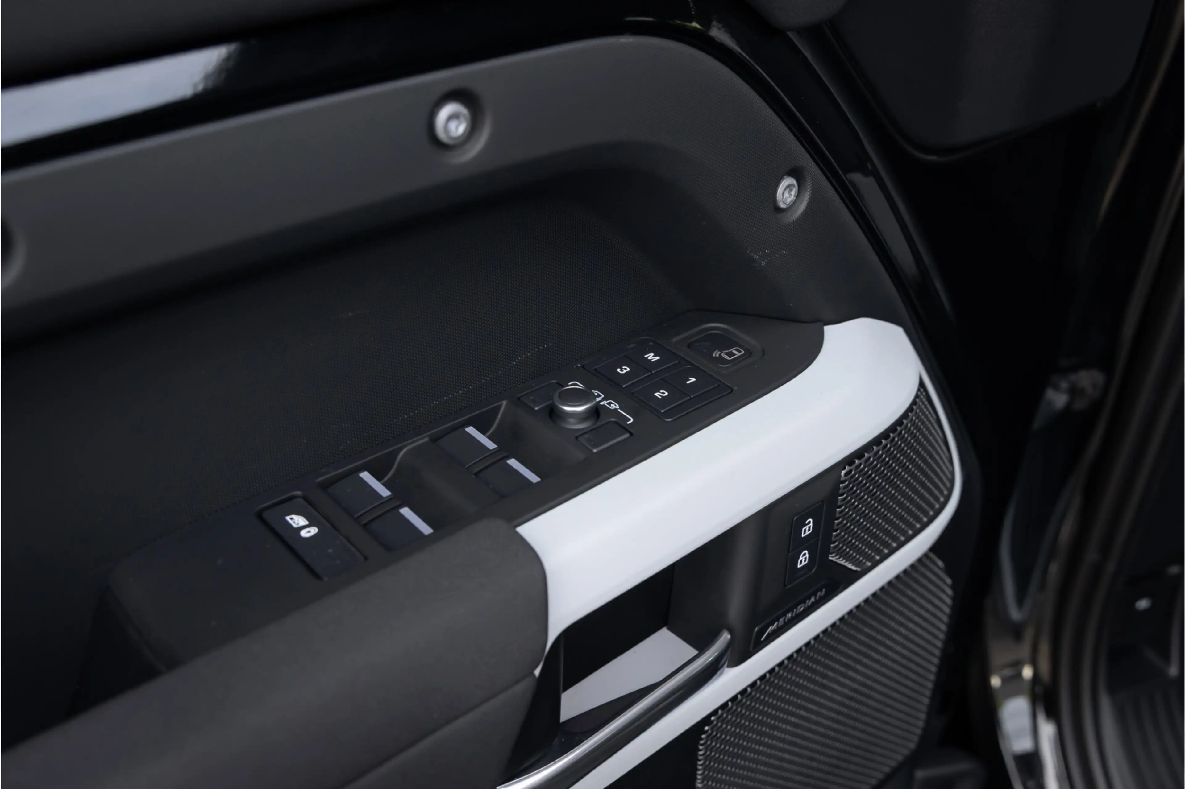 Land Rover Defender 3.0 D250 110 SE Commercial - Standkachel - Black P — photo 40