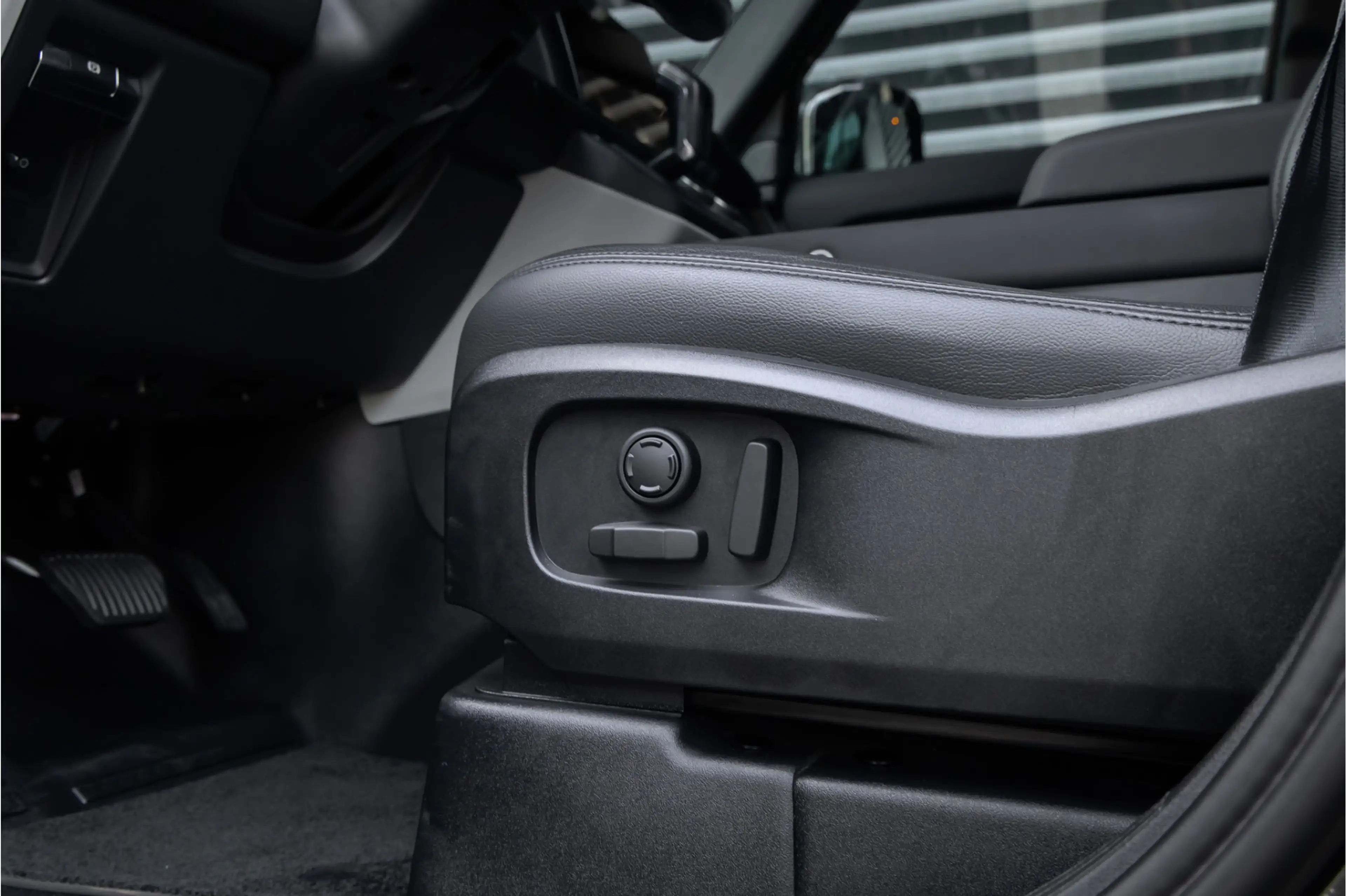 Land Rover Defender 3.0 D250 110 SE Commercial - Standkachel - Black P — photo 7