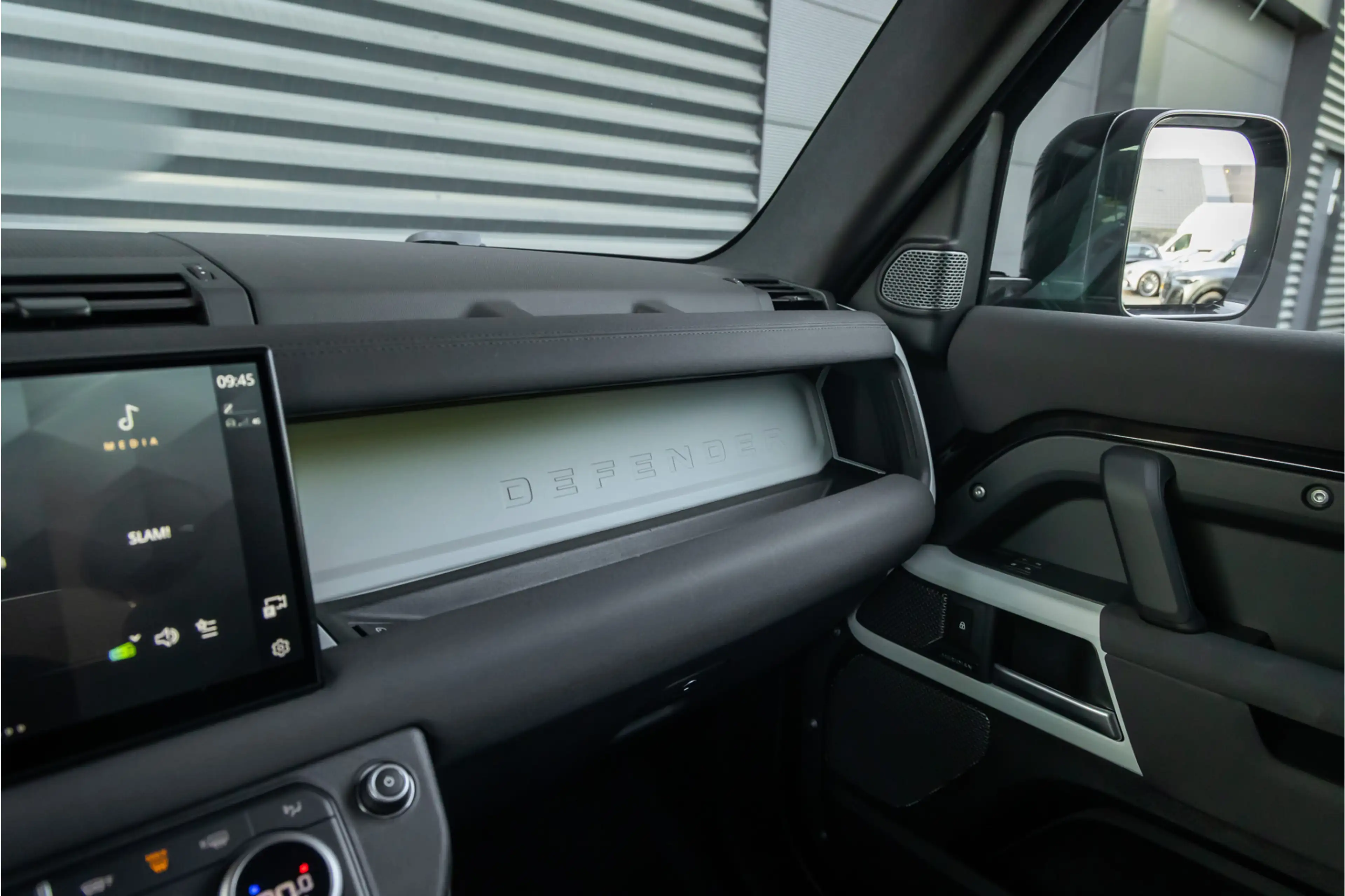 Land Rover Defender 3.0 D250 110 SE Commercial - Standkachel - Black P — photo 46