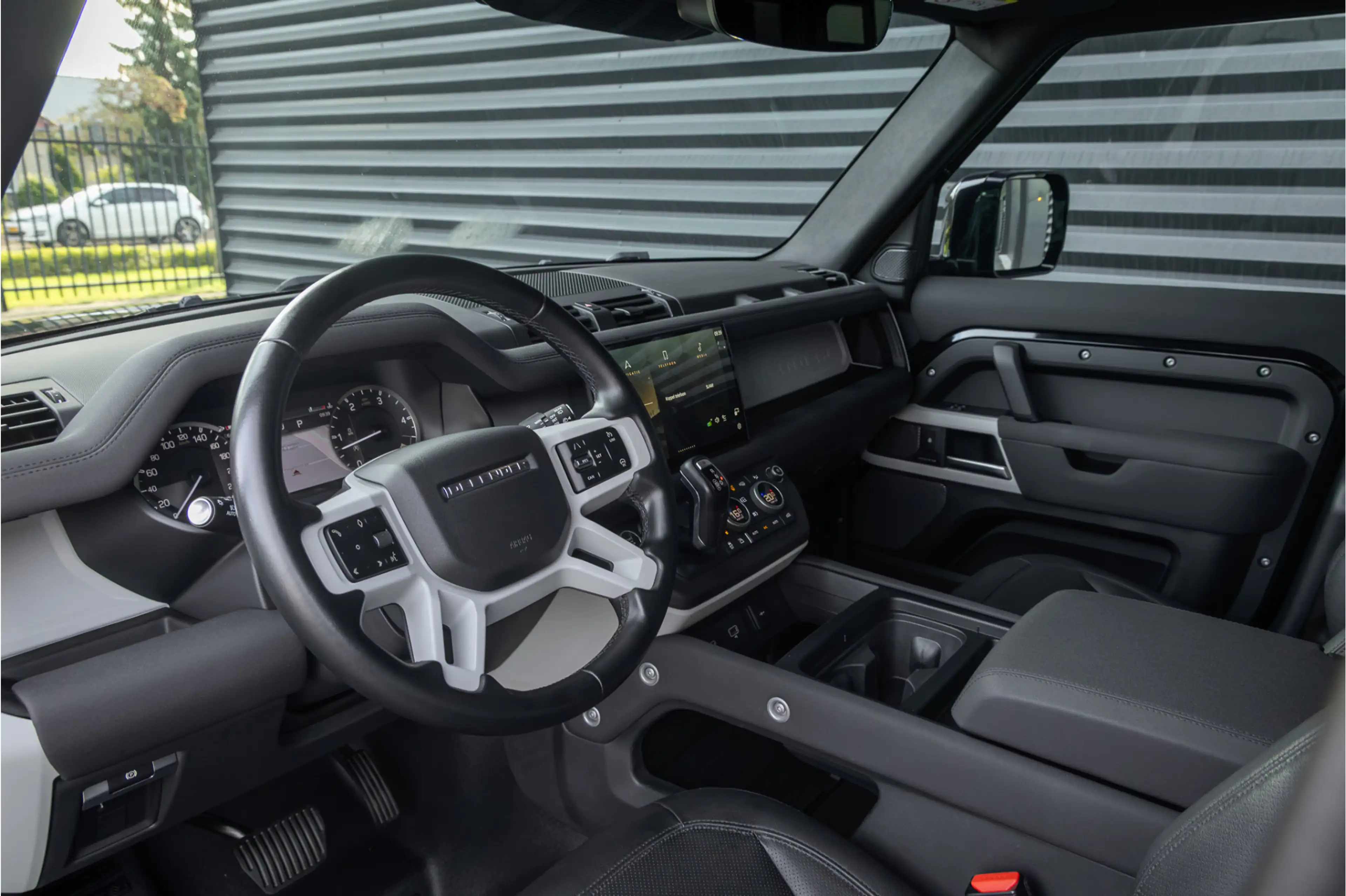 Land Rover Defender 3.0 D250 110 SE Commercial - Standkachel - Black P — photo 32