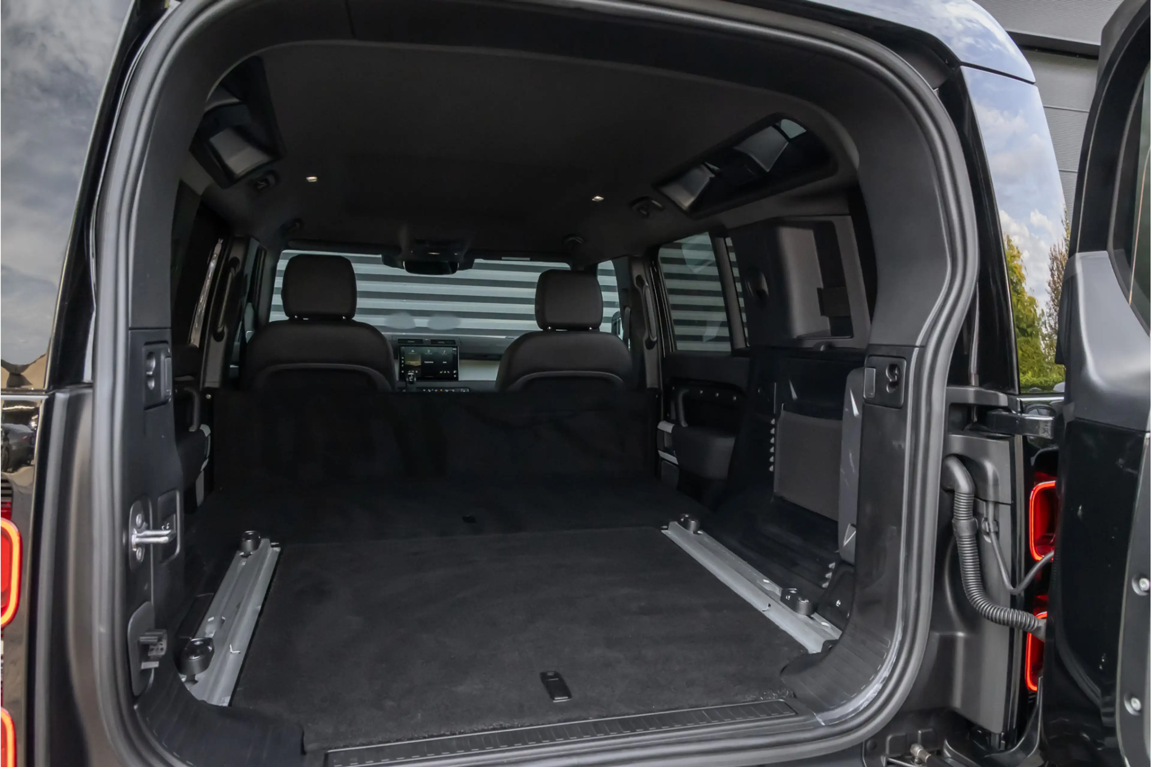 Land Rover Defender 3.0 D250 110 SE Commercial - Standkachel - Black P — photo 25