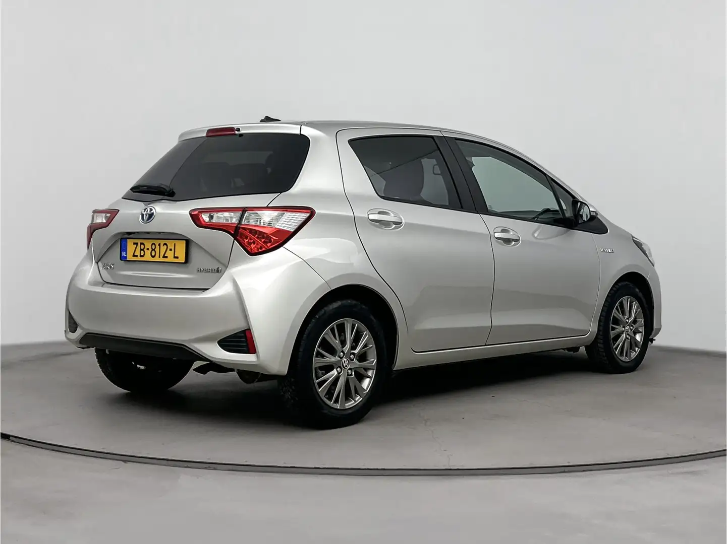 Toyota Yaris 1.5 Hybrid Dynamic Rijklaar Gris - 2