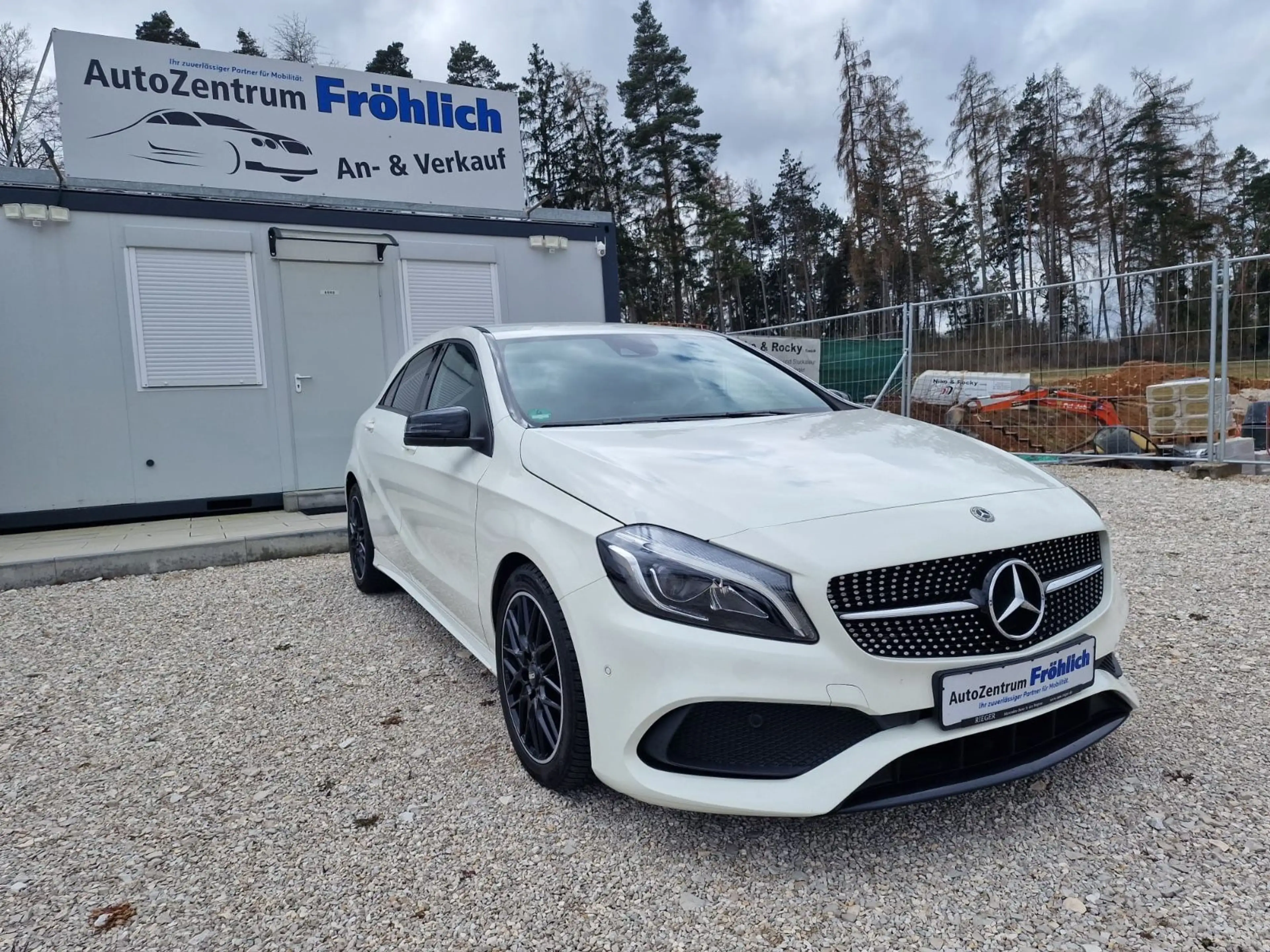 Mercedes-Benz A 200 BlueEfficiency *Amg-Night-Paket*H&K*LED*