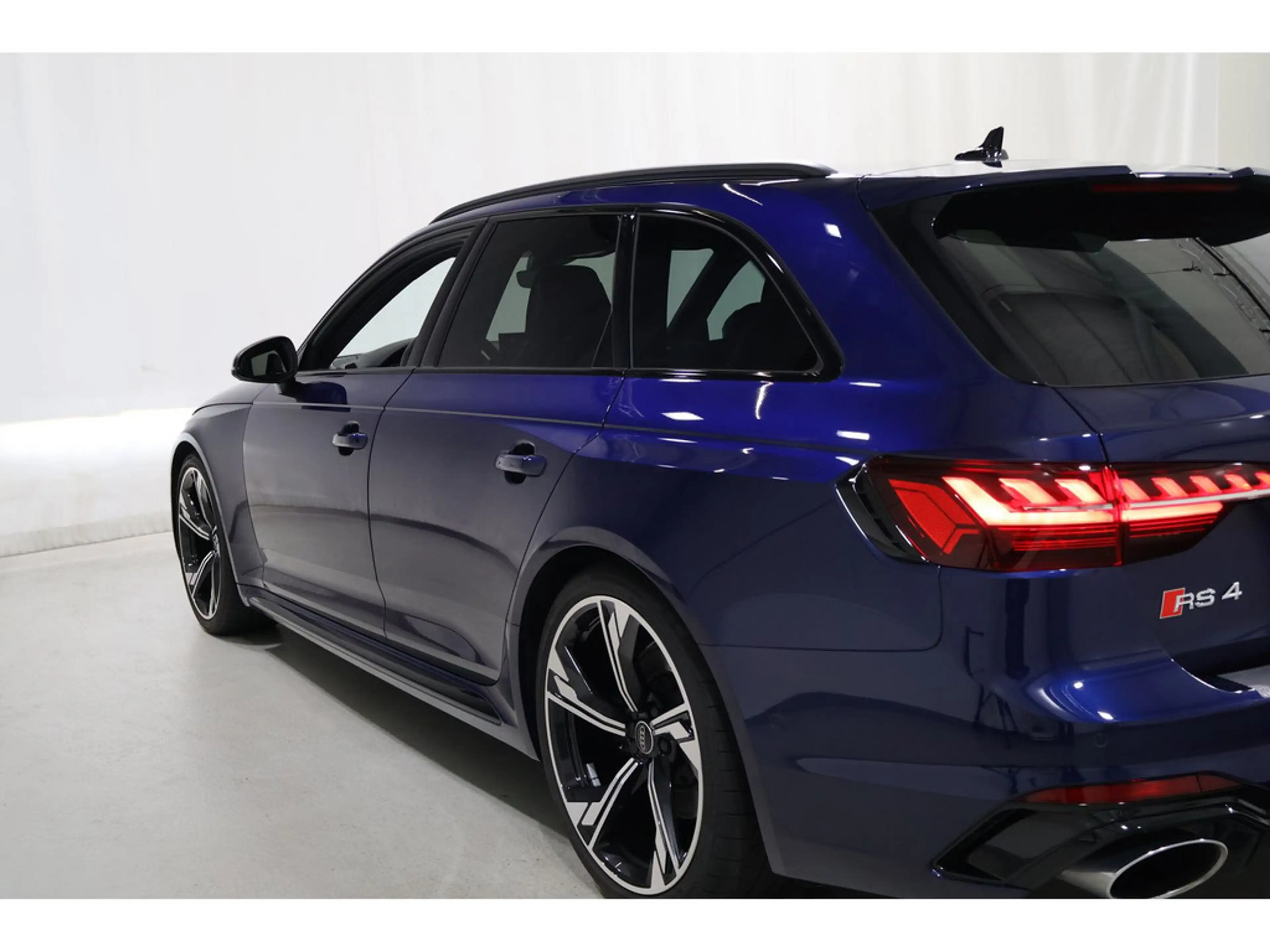 Audi RS4 — photo 14