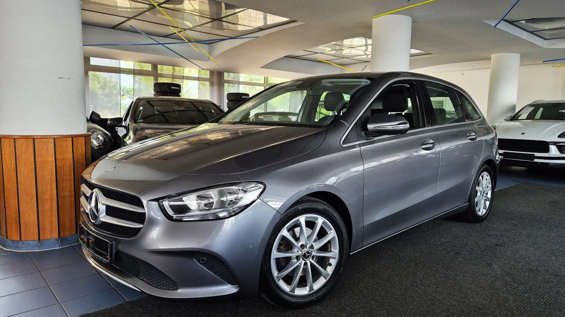 Mercedes-Benz B 180 /M-BUX/Navi/SHZ/Parkass/Spur/Temp/Widescree Grijs - 1