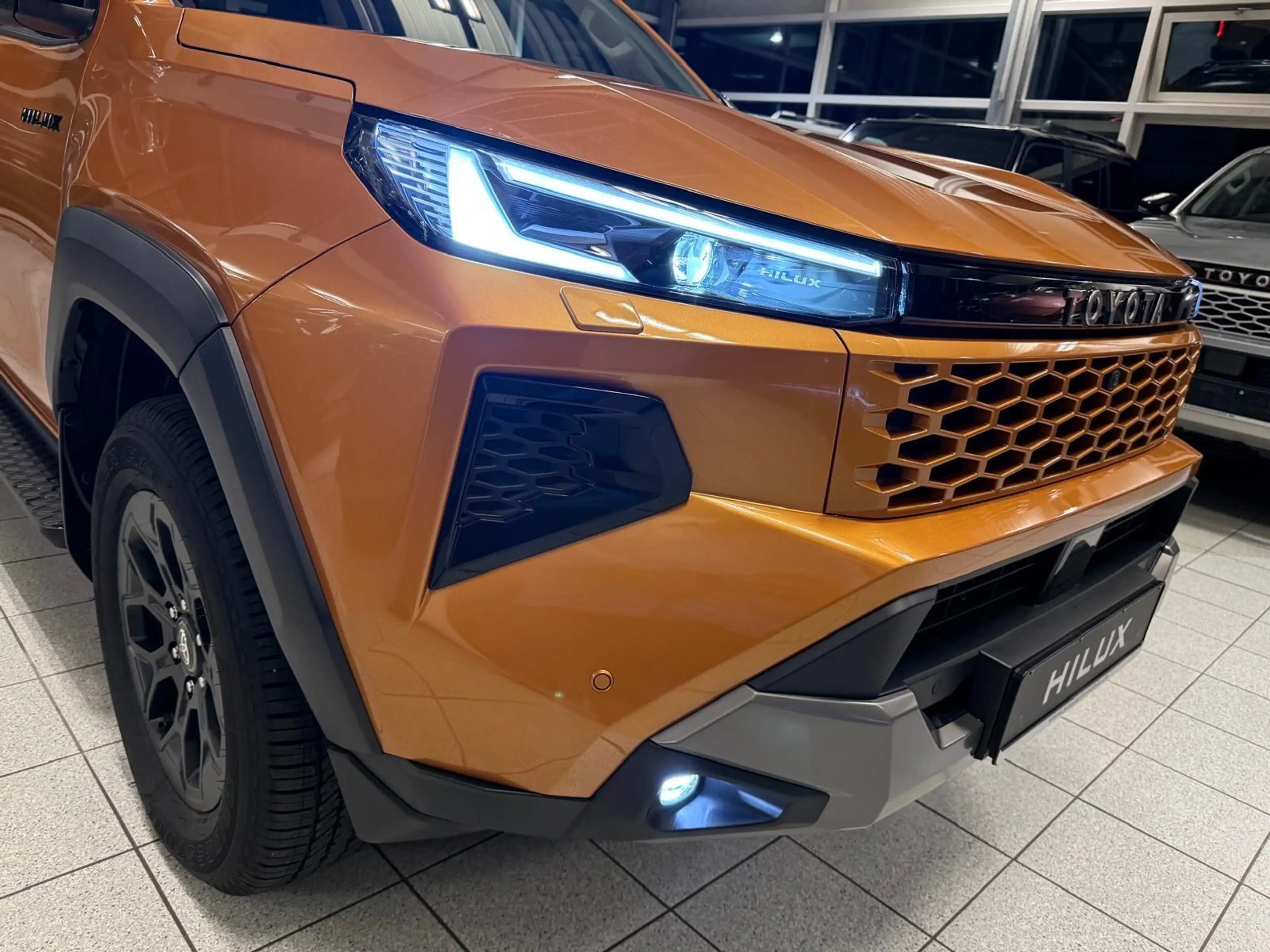 Toyota Hilux DOUBLE CAB INVINCIBLE-HYB.-27-BÜGEL-360 CAM.-JBL — photo 4