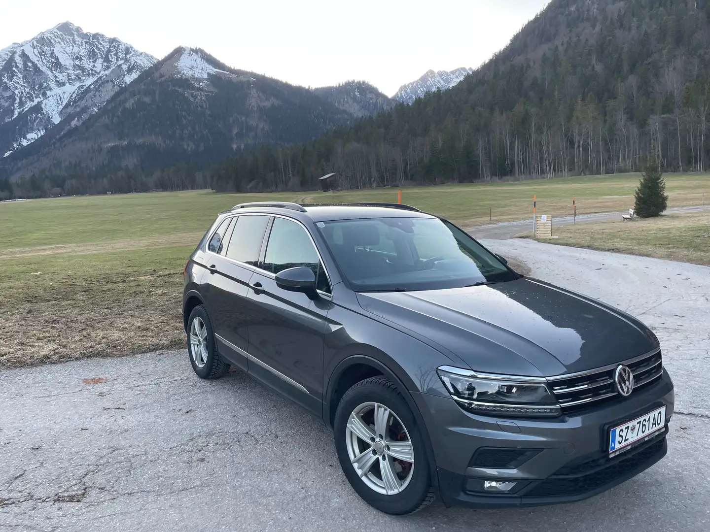 Volkswagen Tiguan Tiguan 2,0 TDI SCR Grau - 2