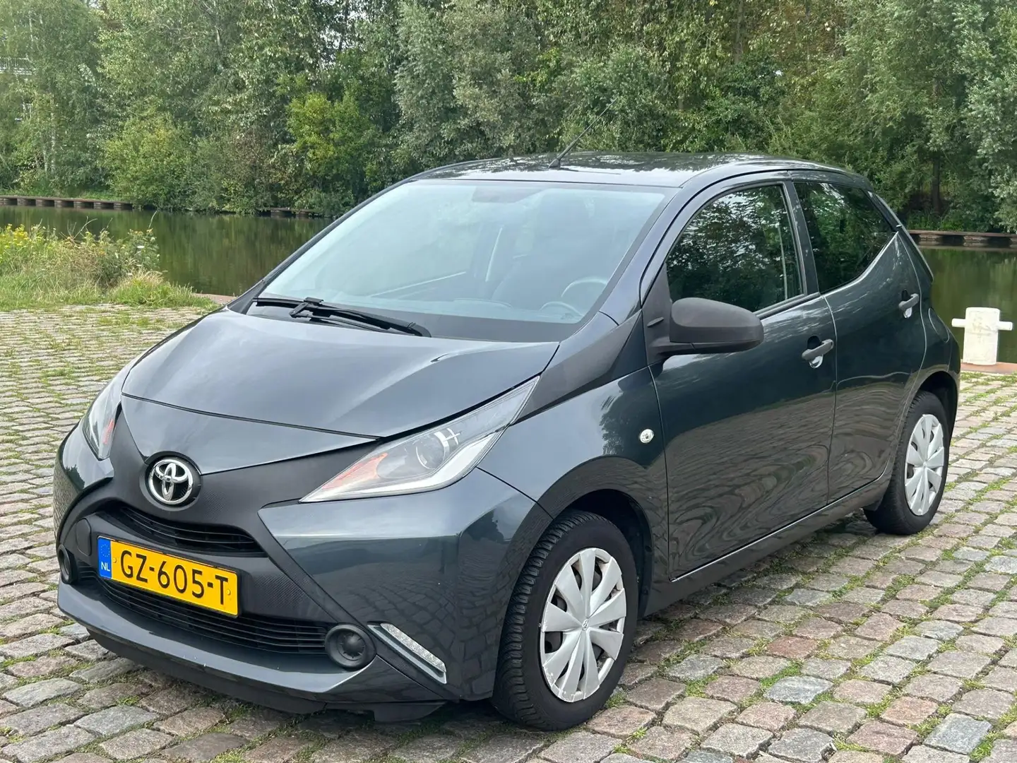Toyota Aygo 1.0 VVT-i x-now 1e eigenaar dealer onderhouden air Gris - 2