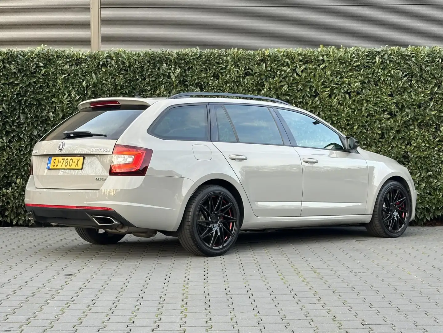 Skoda Octavia Combi 2.0 TSI RS 230 Business, NAVI, CRUISE, CLIMA Grau - 2