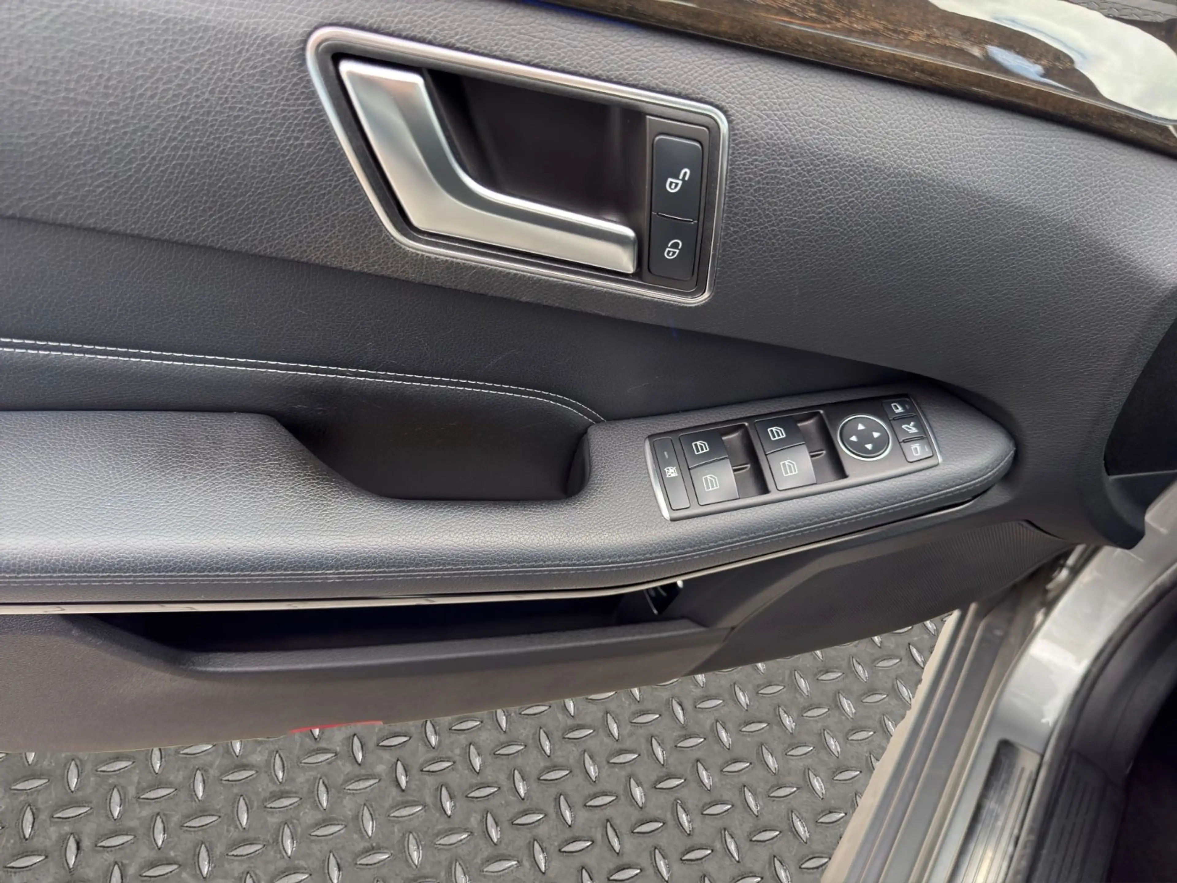 Mercedes-Benz E 250 Limousine Avantgarde *LED*1.Hand* — photo 12