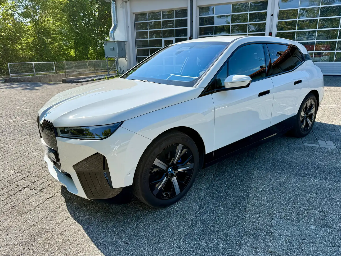 BMW iX xDrive40, Laser, AHK, Driving Ass, Prem. Selection Weiß - 1