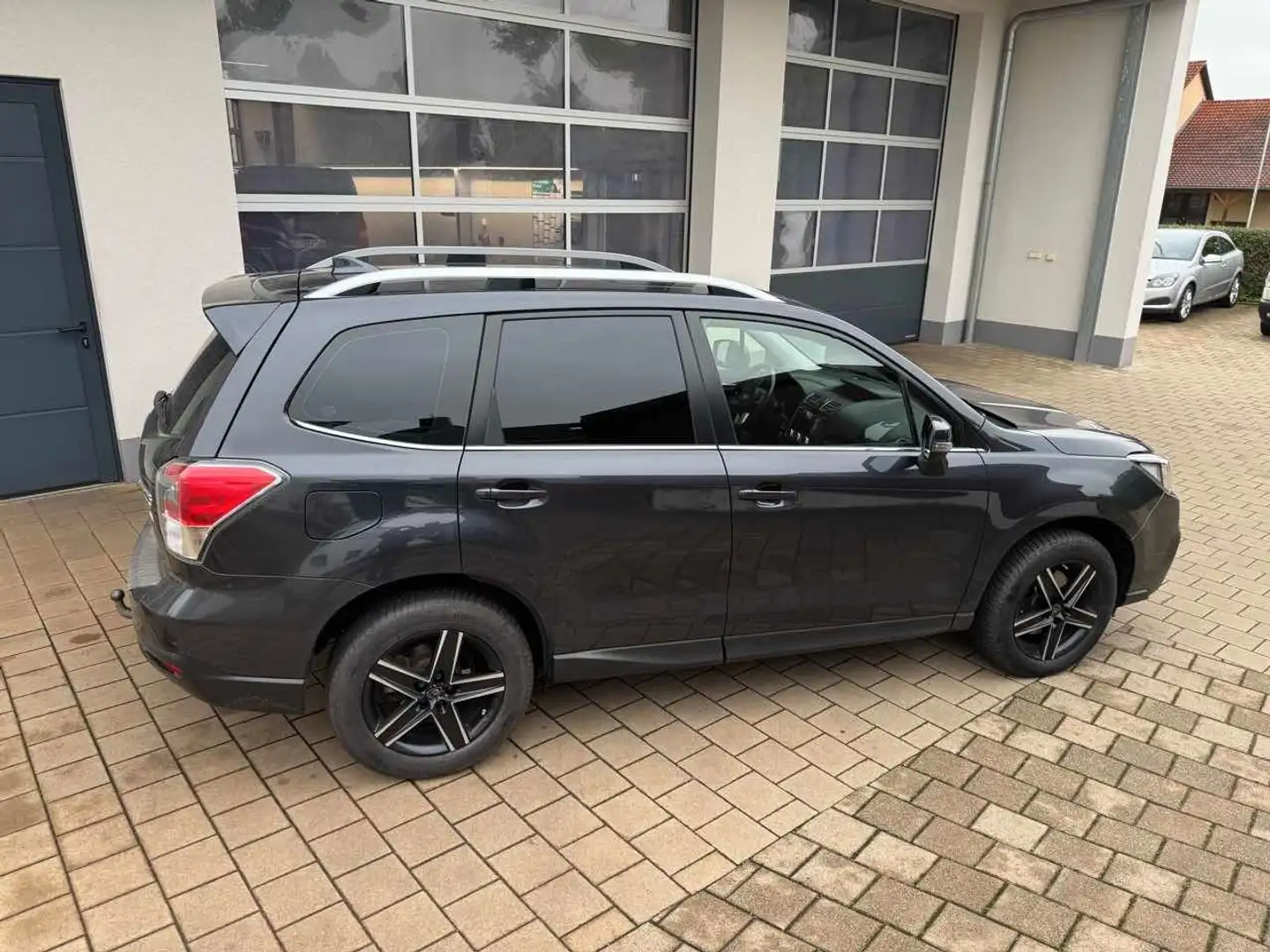 Subaru Forester Exclusive Lineartronic AHK 8-fach Grau - 2