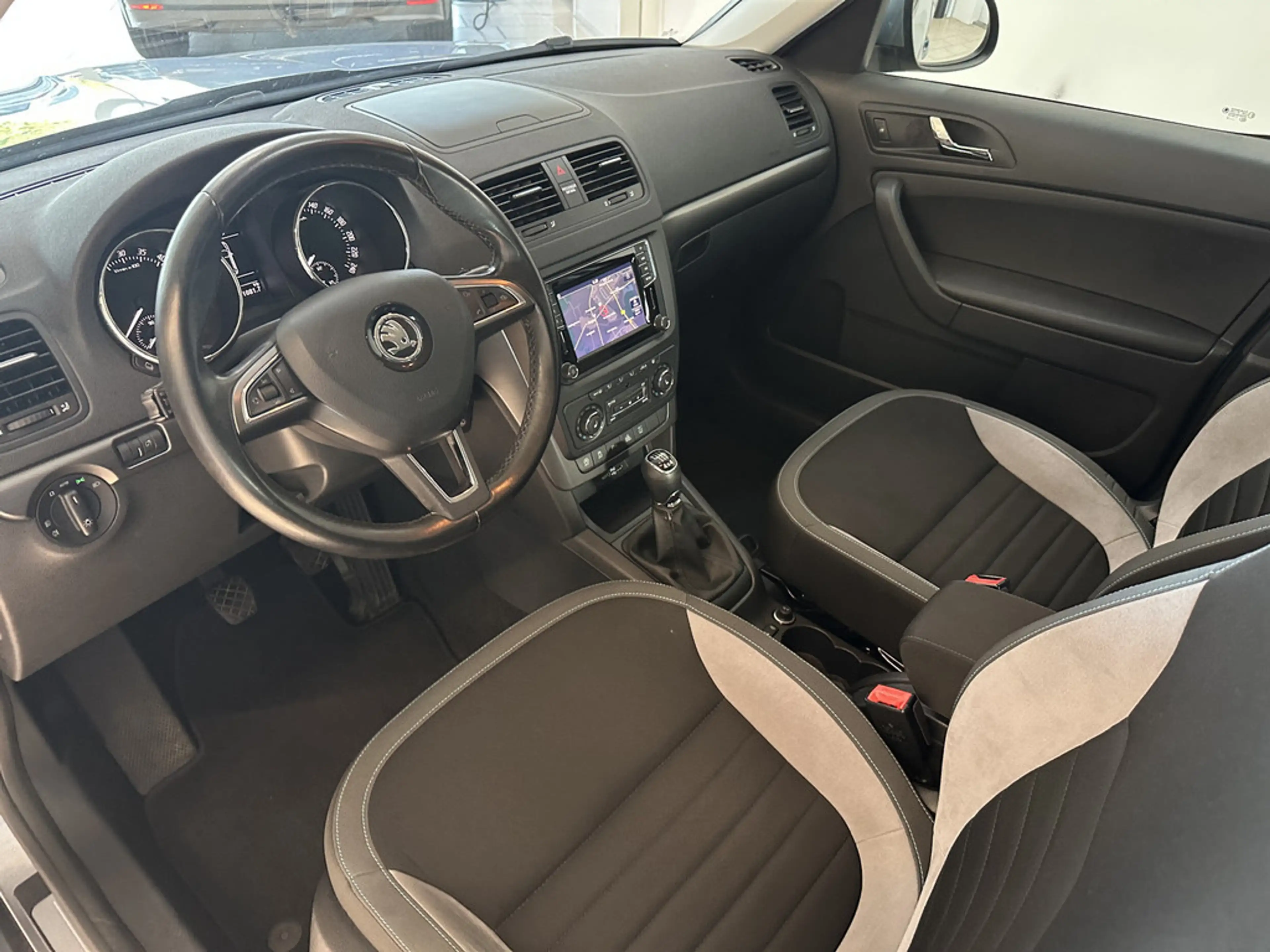 Skoda Yeti 2.0 TDI Joy 4x4 Green tec Navi AHK SHZ X — photo 13