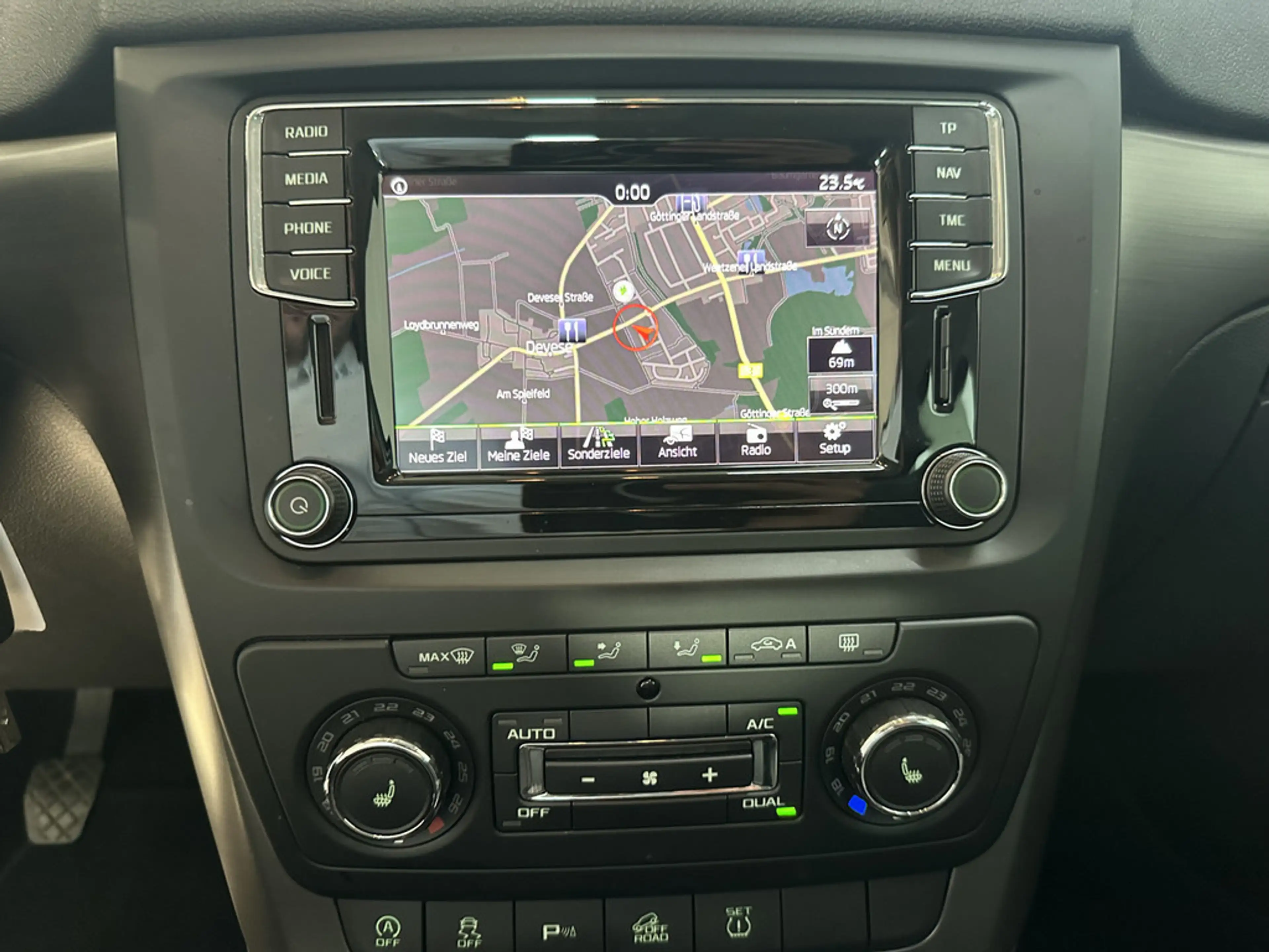 Skoda Yeti 2.0 TDI Joy 4x4 Green tec Navi AHK SHZ X — photo 2