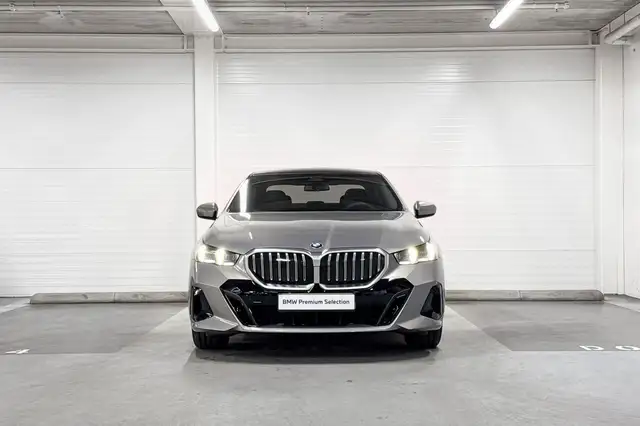 BMW 5 Series view 6