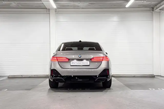 BMW 5 Series view 8