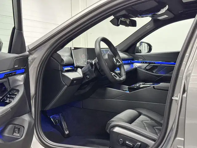 BMW 5 Series view 9