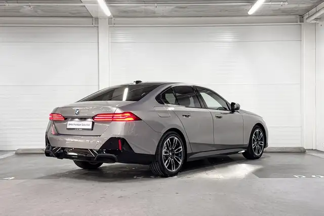 BMW 5 Series view 7