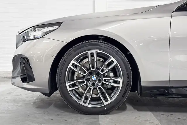 BMW 5 Series view 4