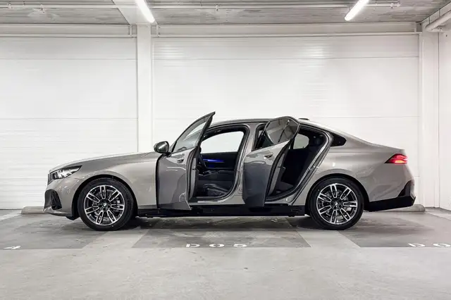 BMW 5 Series view 3