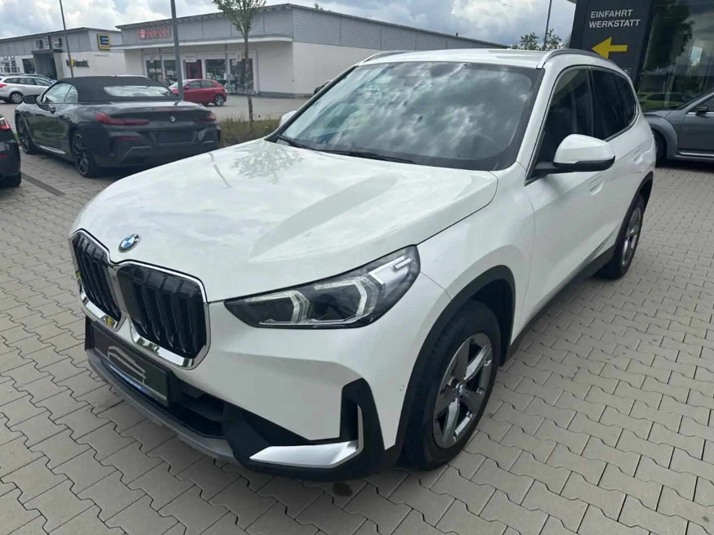 BMW X1 18i sDrive Premium-Paket AHK ACC LED SHZ Weiß - 1