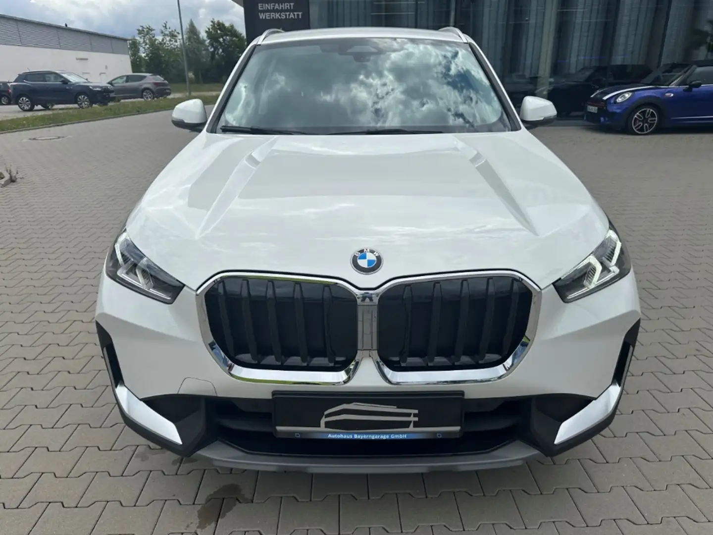 BMW X1 18i sDrive Premium-Paket AHK ACC LED SHZ Weiß - 2