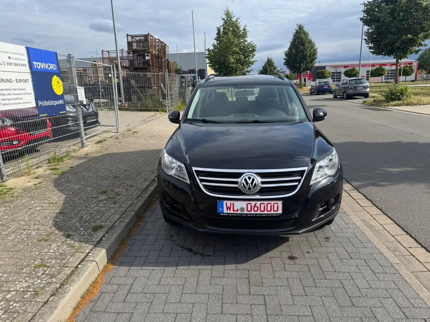 Volkswagen Tiguan Trend & Fun *1.Hand*EURO 5*Panorama-Dach* Negro - 2