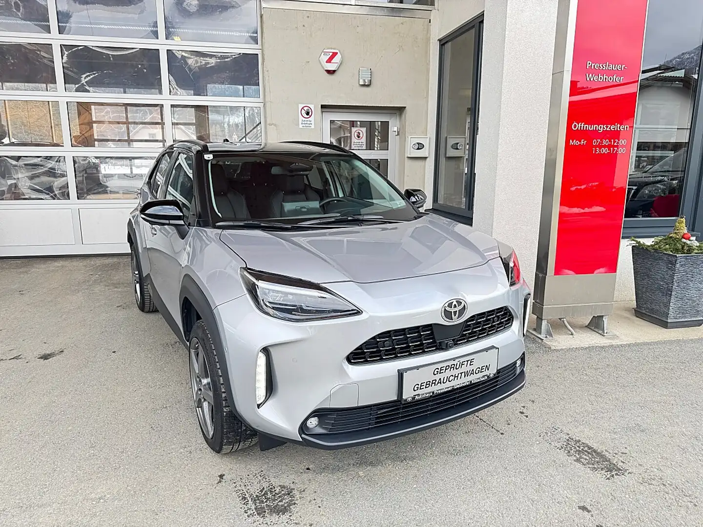 Toyota Yaris Cross 1,5 VVT-i Hybrid Style AWD-i Aut. Silber - 1