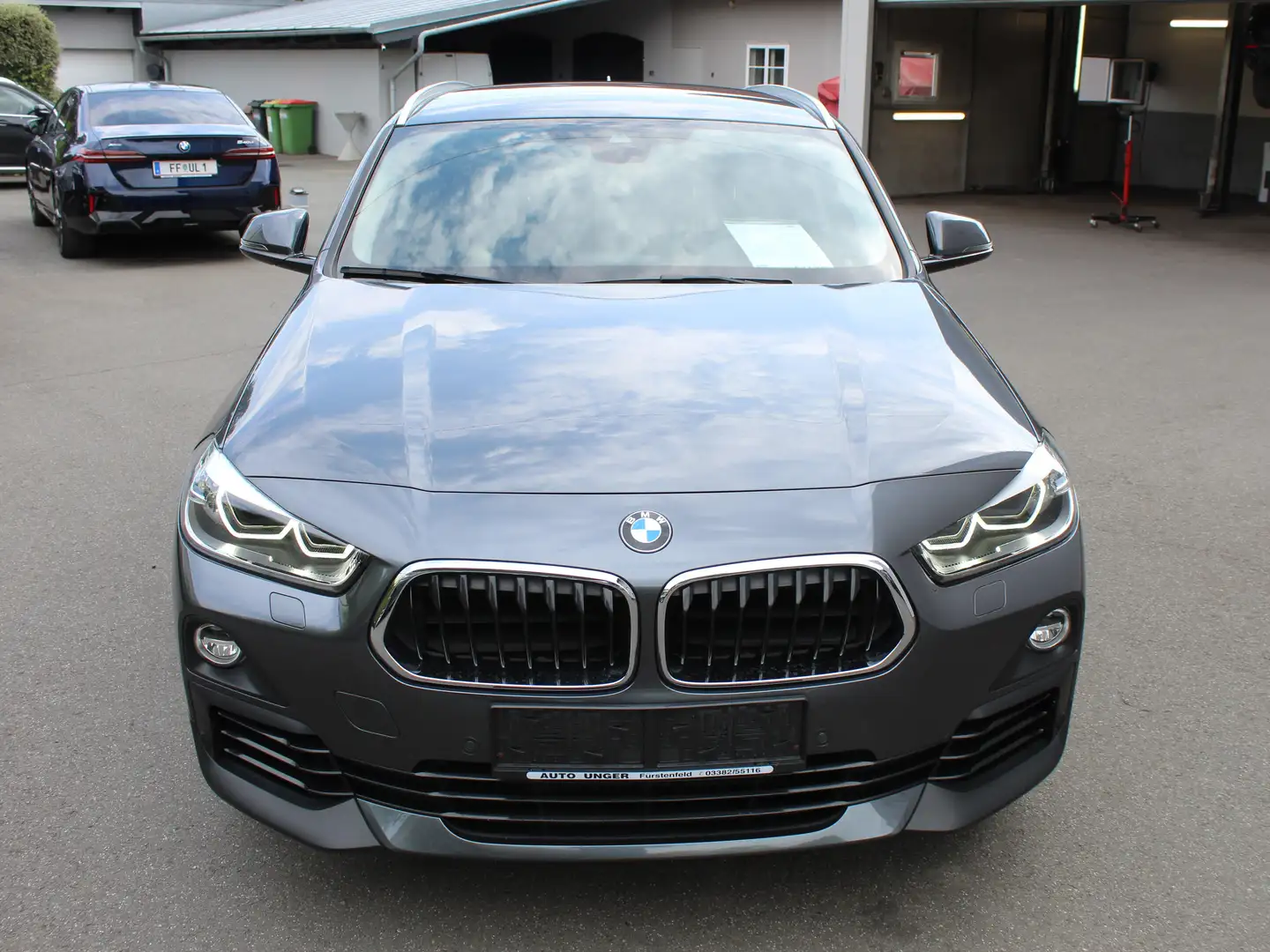 BMW X2 xDrive 20 d Advantage Aut Neues Service! Uvm! Grau - 2