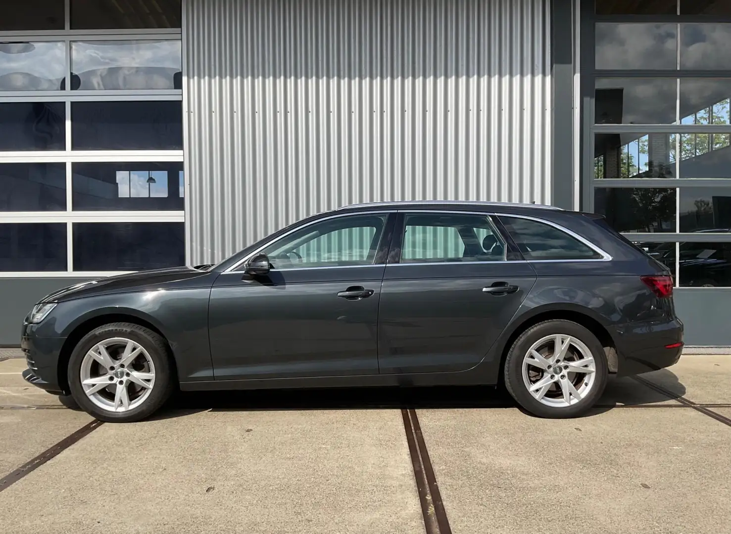Audi A4 Avant 2.0 TDI Sport Lease Edition Grijs - 2