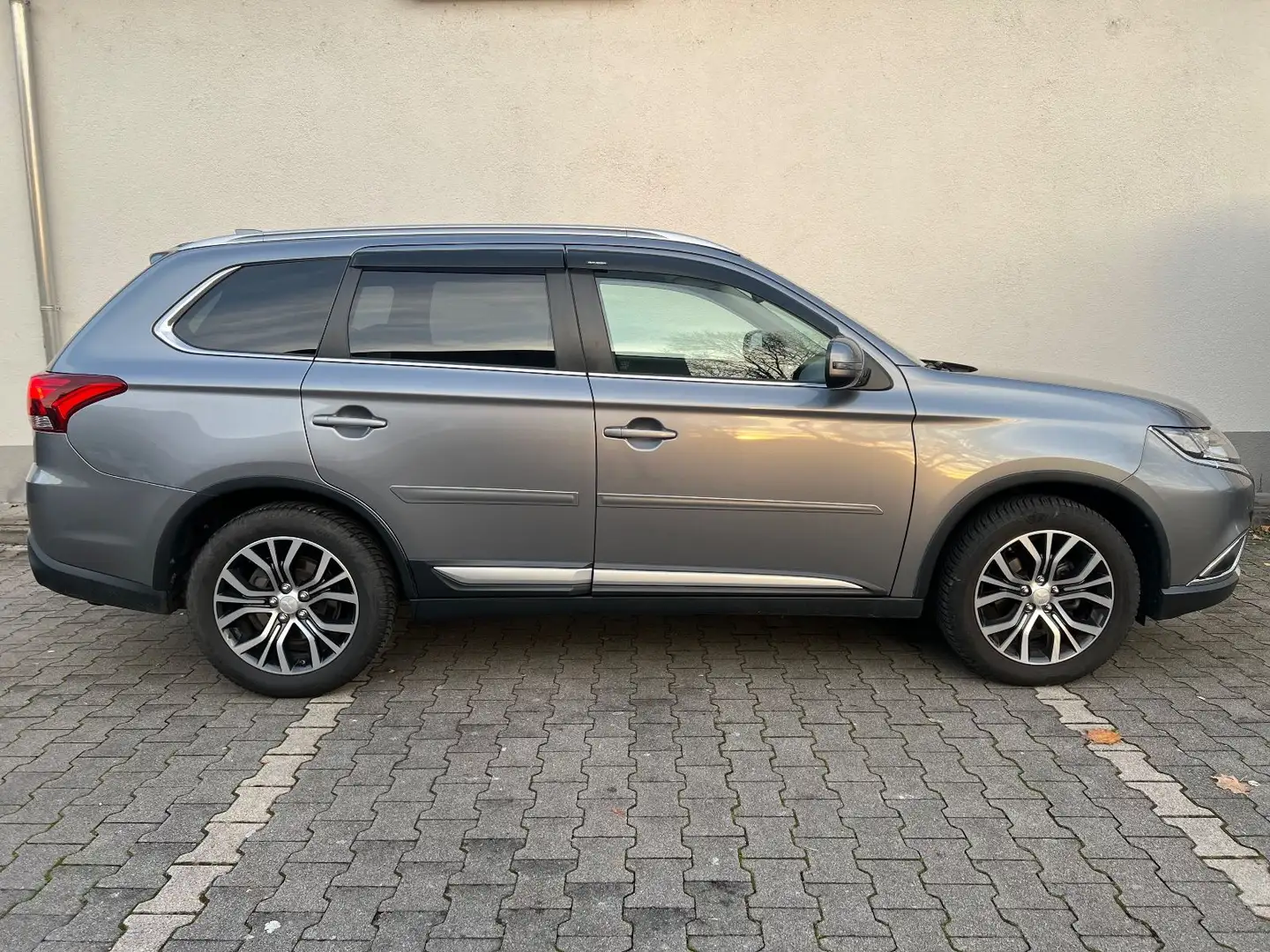 Mitsubishi Outlander 2.0 Active+ ClearTec 2WD Autom.*1.Hand Grau - 2