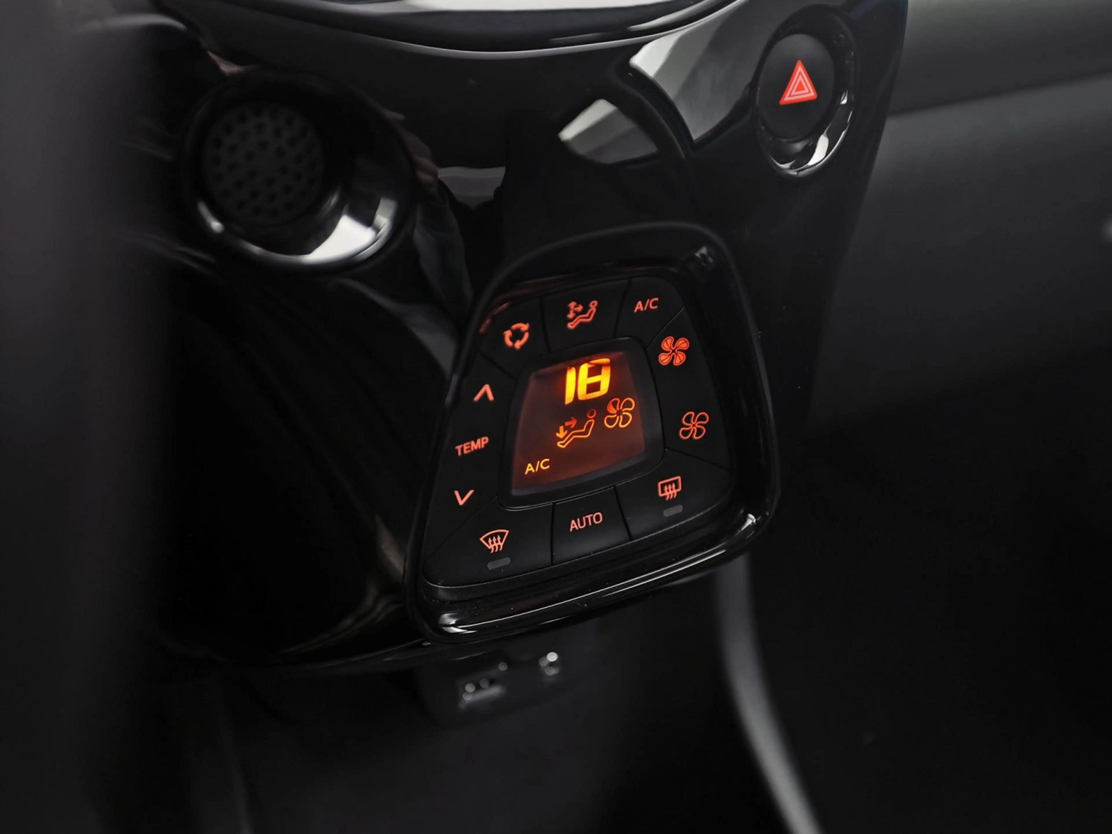 Citroen C1 1.0 e-VTi Shine Sport (NAVIGATIE, CAMERA, CLIMATE, — photo 9
