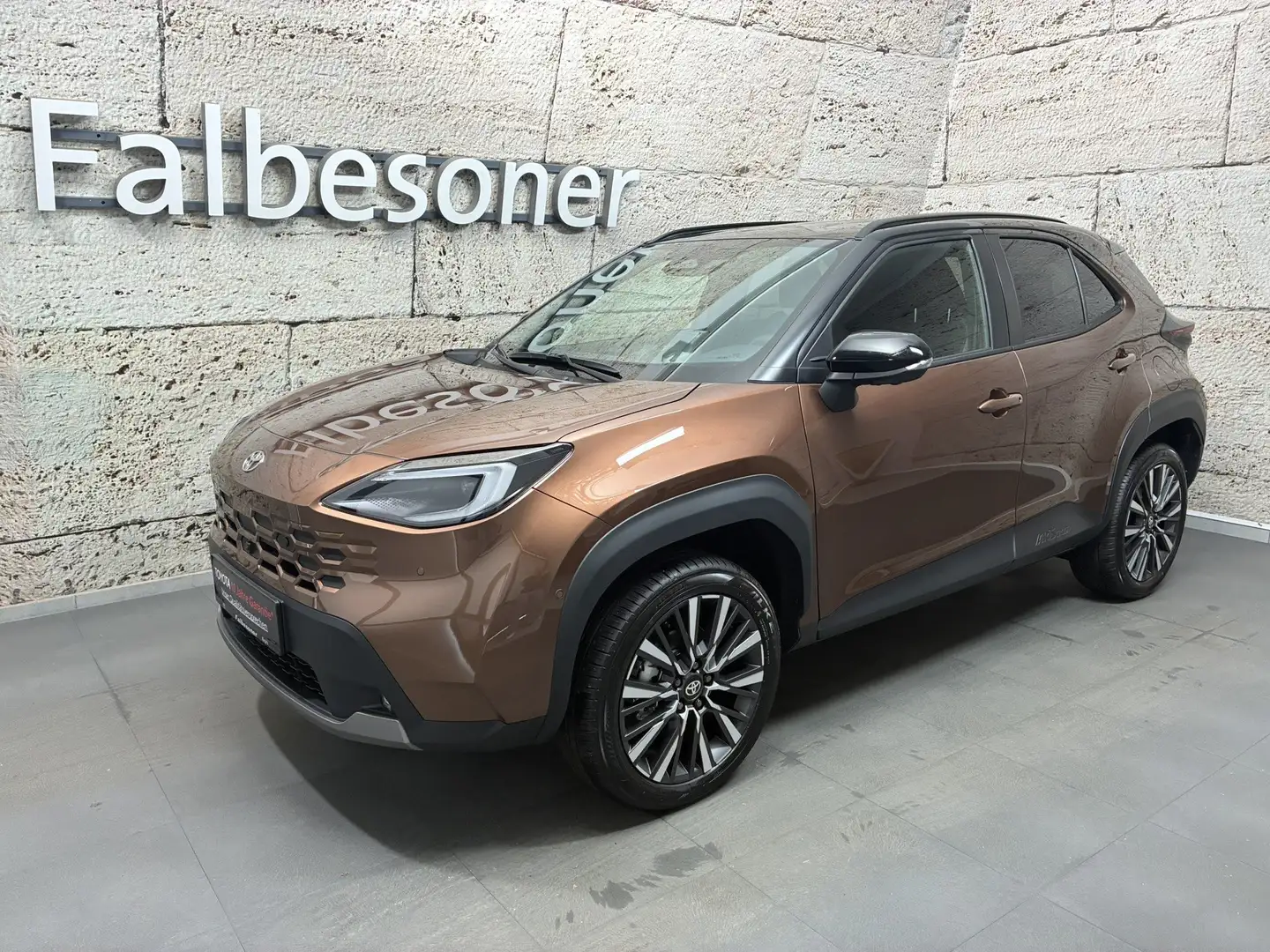 Toyota Yaris Cross 1,5 Hybrid 4x4 Lounge + Premium Paket Braun - 2