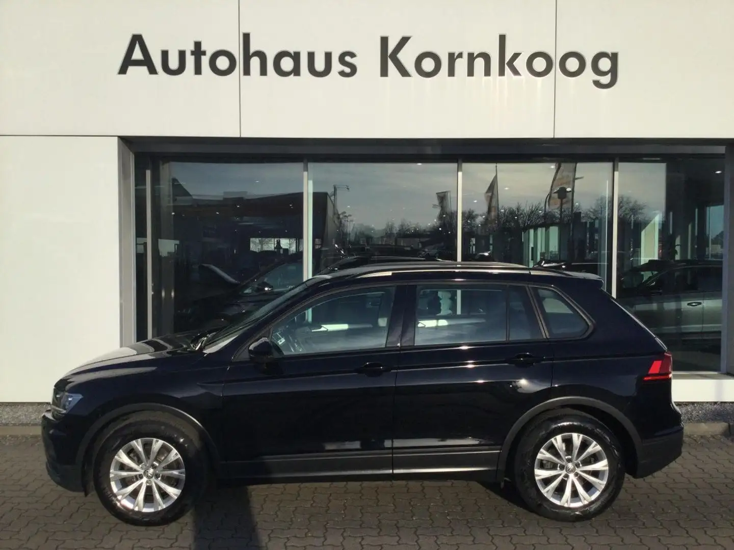 Volkswagen Tiguan 1.5 TSI OPF Trendline LED NAVI GRA Keyless Schwarz - 1