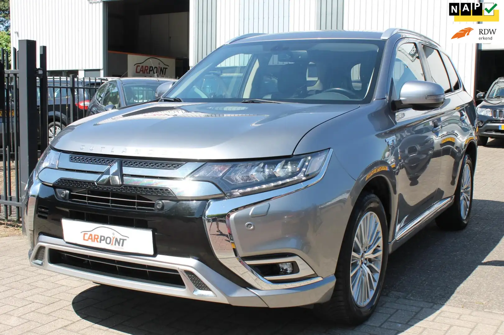 Mitsubishi Outlander 2.4 PHEV Instyle Keyless Camera Nieuwstaat! Grijs - 1