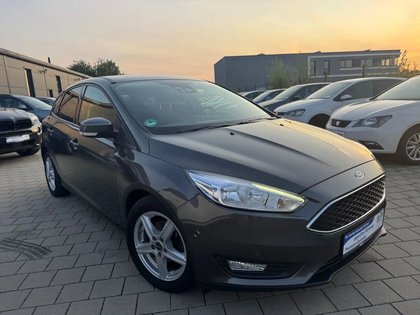 Ford Focus Lim. Gris - 1