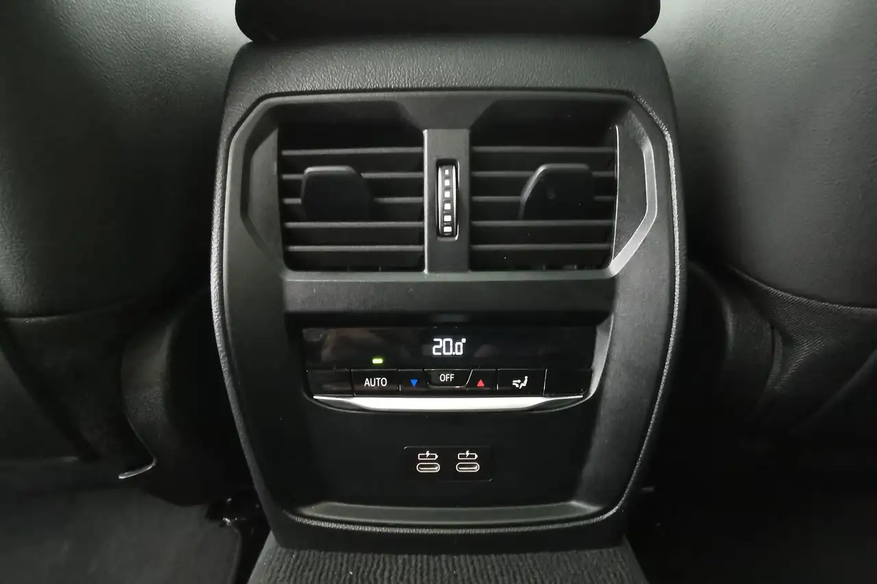 BMW 320 i M Sport LED|Pano|ParkAs+Kam|HUD|ACC|AHK ACC 17