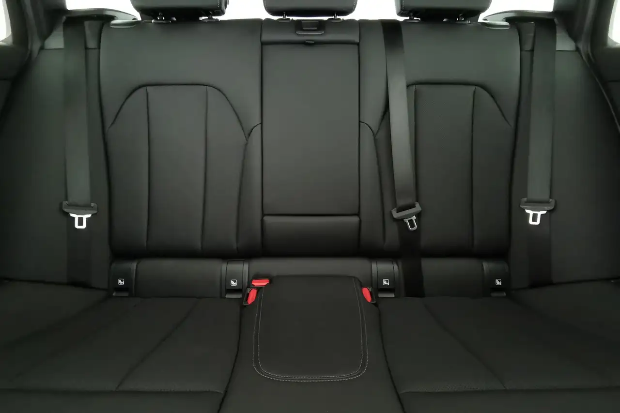 BMW 320 i M Sport LED|Pano|ParkAs+Kam|HUD|ACC|AHK ACC 15