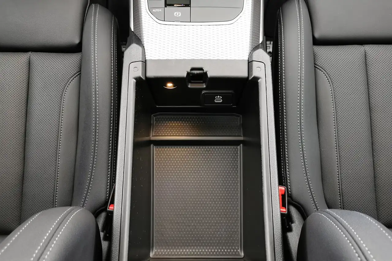 BMW 320 i M Sport LED|Pano|ParkAs+Kam|HUD|ACC|AHK ACC 14