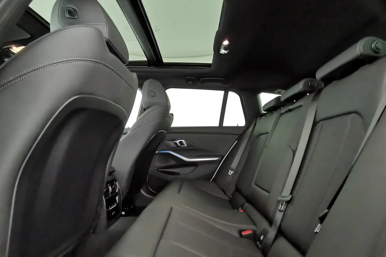 BMW 320 i M Sport LED|Pano|ParkAs+Kam|HUD|ACC|AHK ACC 16