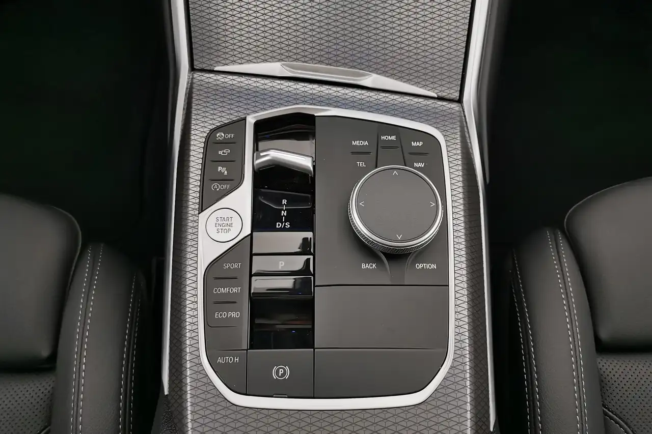 BMW 320 i M Sport LED|Pano|ParkAs+Kam|HUD|ACC|AHK ACC 13