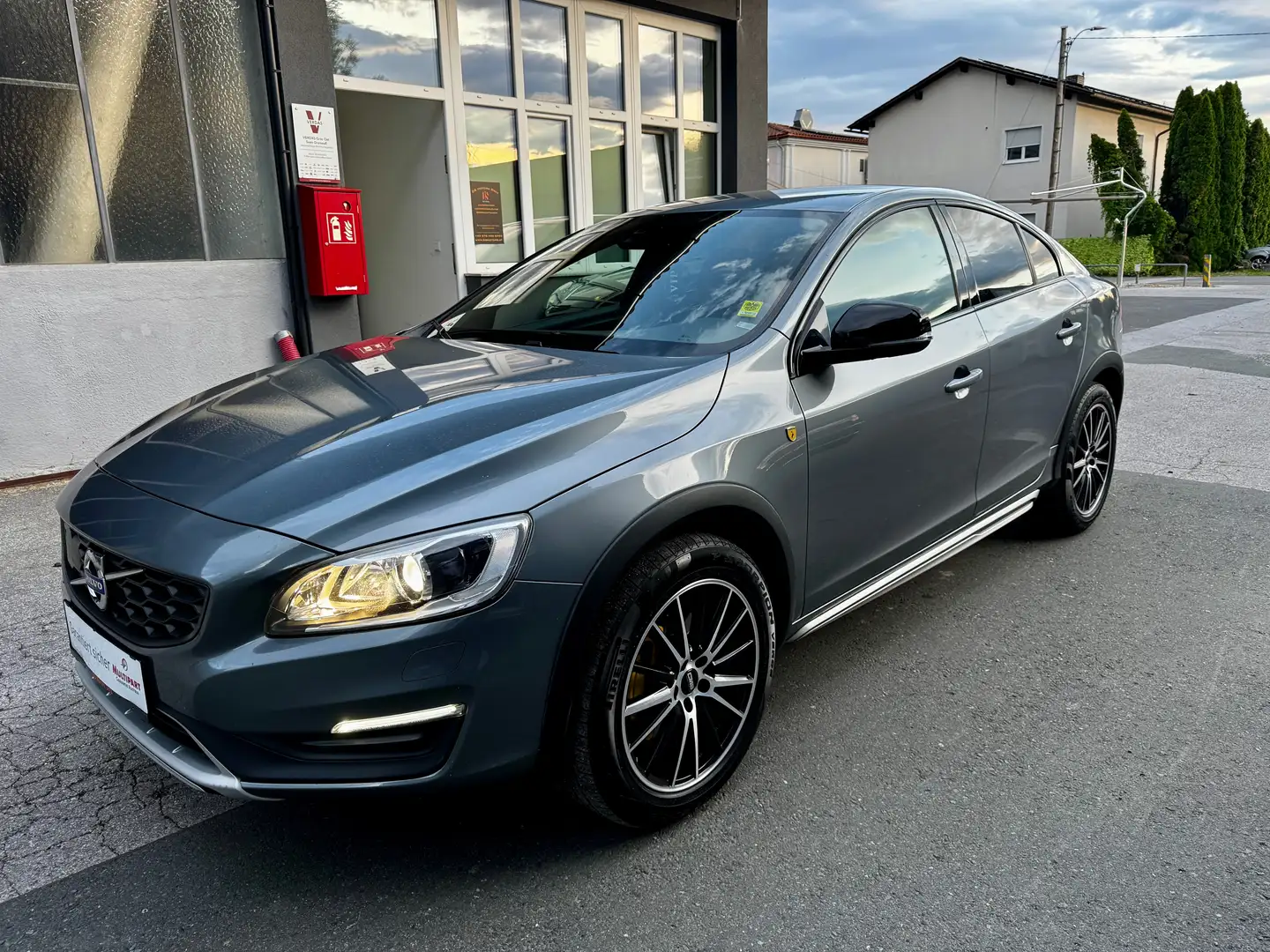 Volvo S60 Cross Country D4 AWD Summum Geartronic *Polestar; 2. Hand uvm.* Grijs - 1