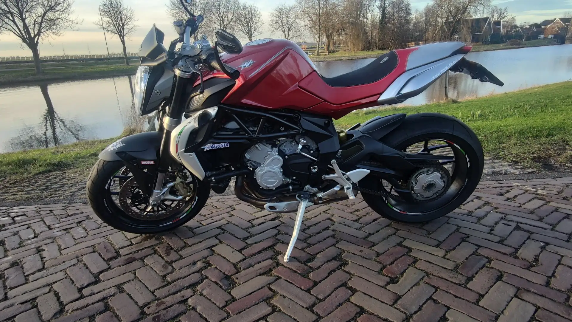 MV Agusta Brutale 800 Trepistoni Rouge - 1