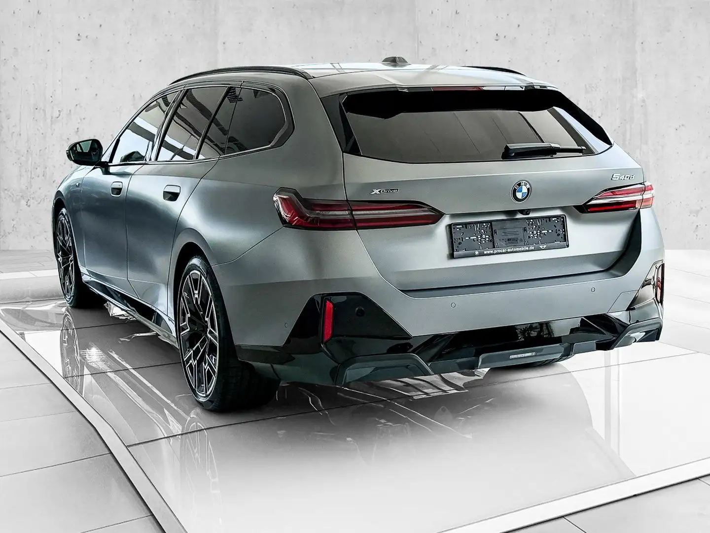 BMW 540 d xDrive M Sport HUD PANO ACC AHK 360°KAM LM Grijs - 2