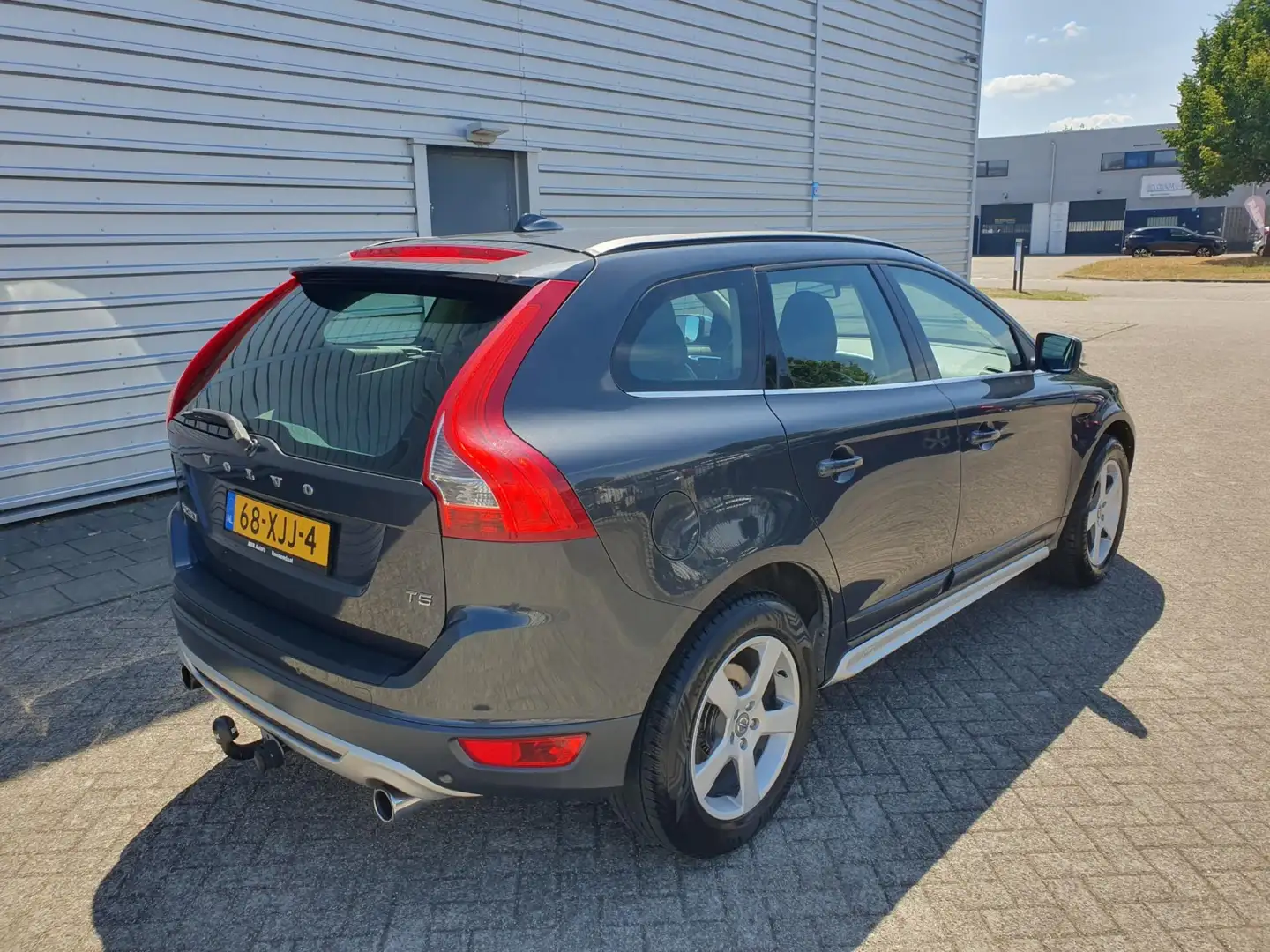 Volvo XC60 2.0 T5 R-Design Navi/Clima/Cruise Grijs - 2