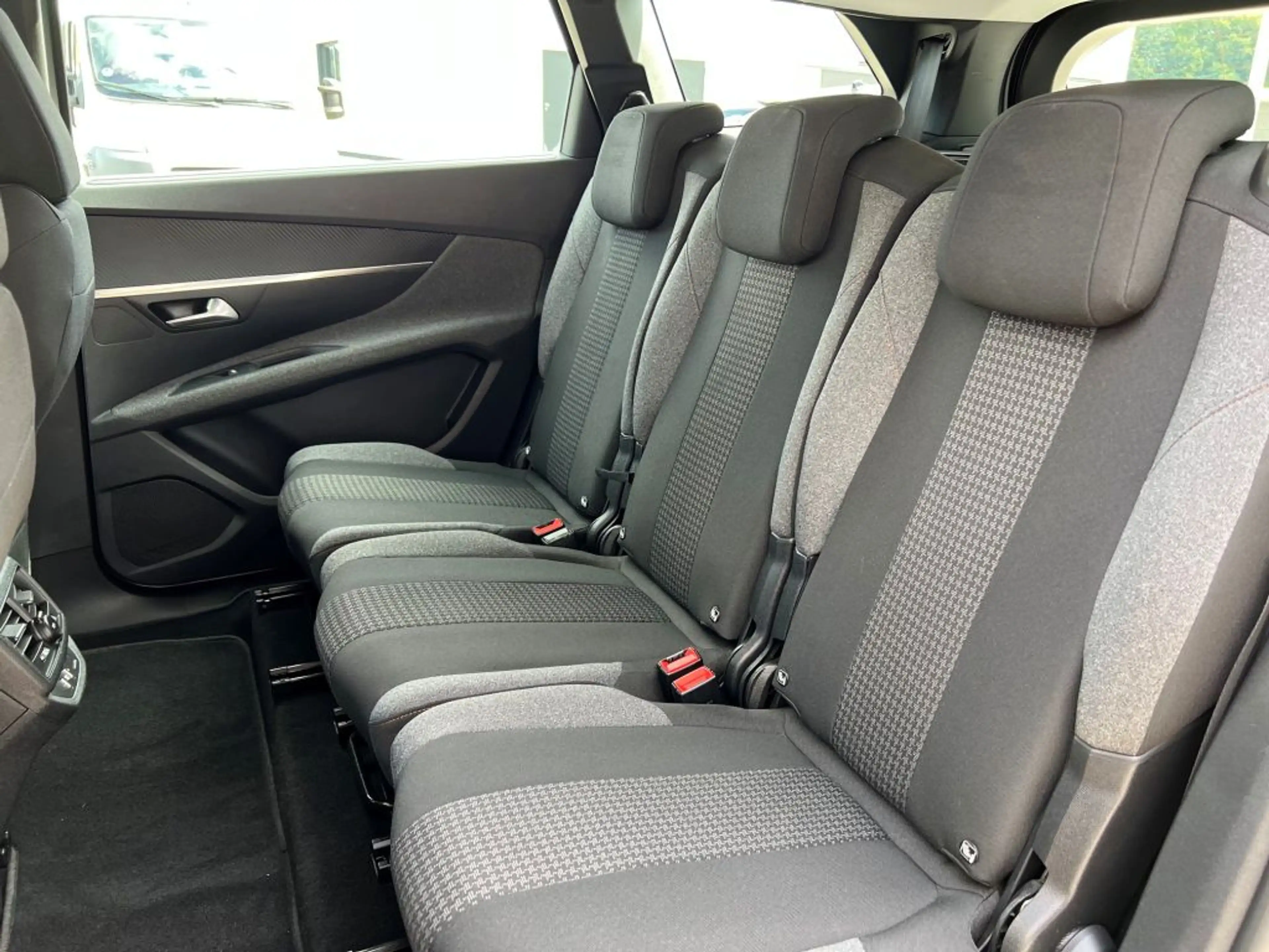 Peugeot 5008 BlueHDi 130 Active Pack — photo 12