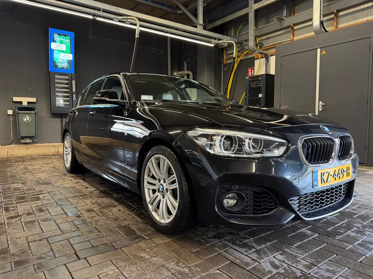BMW 118 118 Cent High Exe | M Sport | Apple CarPlay Zwart - 1