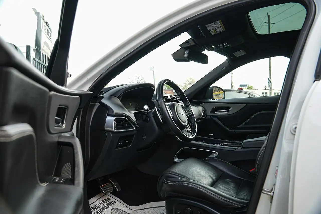 Jaguar F-Pace снимка Jaguar F-Pace